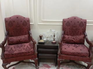 كنبه انتيكه بحاله ممتازه ب ٦٠٠٠و٢كرسى خشب زان ممتازين ب٧٠٠٠