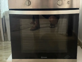 فرن built-in من Indesit Ariston بحالة جيدة جدًا ولا يوجد عيوب.
