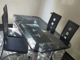 سفره ب 4 كراسي استعمال بسيط جدا بتاعت عريس وتنفع عريس