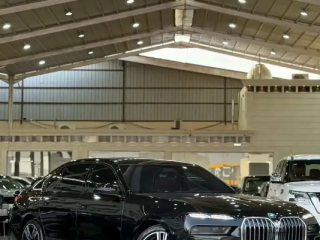 بي ام دبليو 740 سكاي لايت 2023