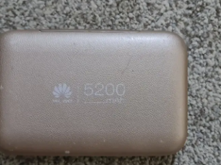 هواوي E5770 واي فاي محمول - 5200 مللي أمبير، 4G LTE، ذهبي