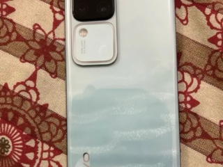 فيفو V30 برو بحالة ممتازة