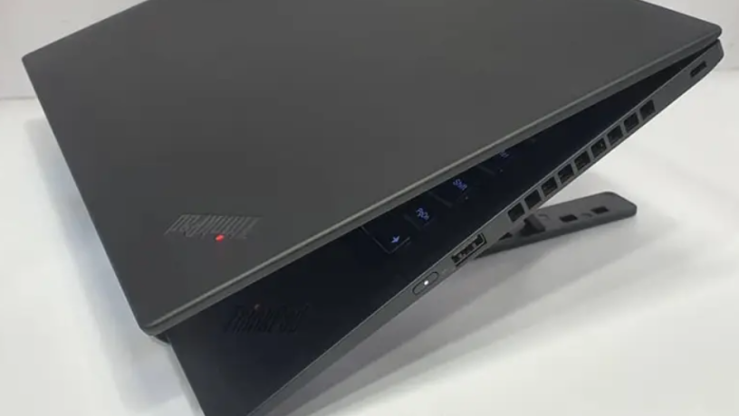 lenovo-thinkpad-x1-carbon-core-i7-7th-gen-8gb-ram-256gb-ssd-big-1