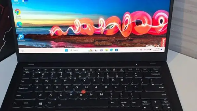 lenovo-thinkpad-x1-carbon-core-i7-7th-gen-8gb-ram-256gb-ssd-big-0